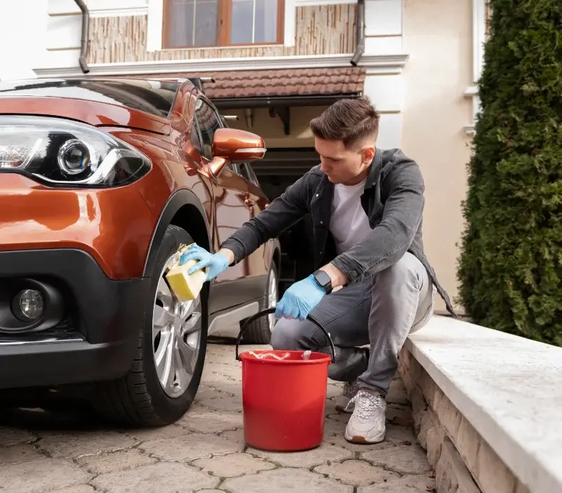 Lavage auto à domicile Lavaudieu : professionnel intervenant sur un véhicule